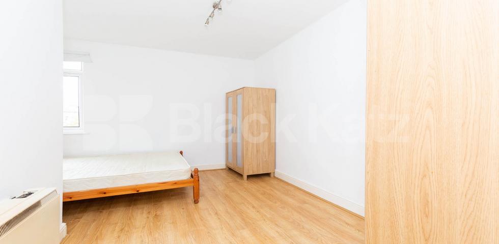 			LARGE 4 BED, 4 Bedroom, 1 bath, 1 reception Flat			 Criterion Mews, UPPER HOLLOWAY 